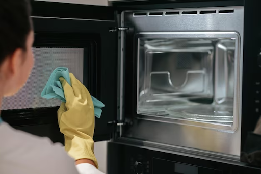 Cleaning the inside of a microwave quickly at home: effective methods
